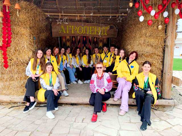 Студенти-волонтери із Зоряною Удич